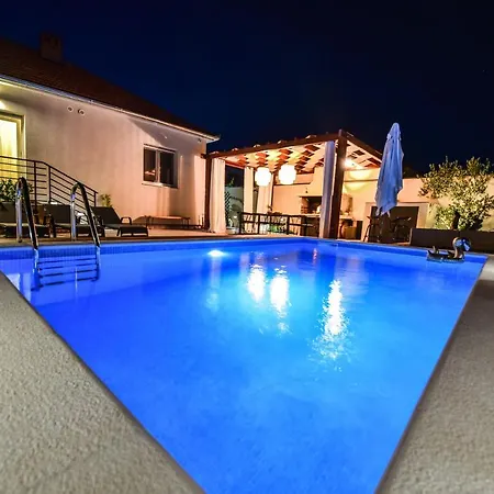 Casa Teuta With Pool, City * 扎达尔