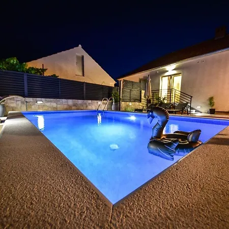 度假居 Casa Teuta With Pool, City 扎达尔