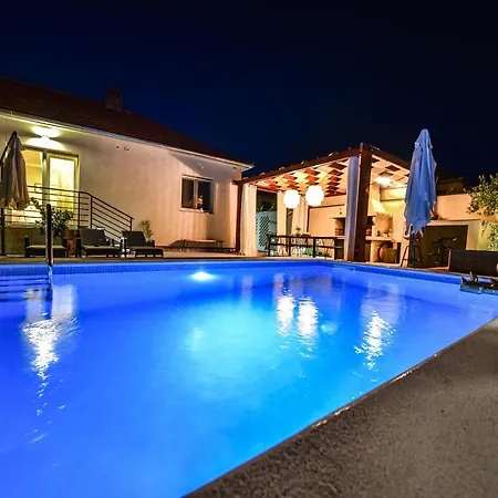 Casa Teuta With Pool, City 度假居 扎达尔