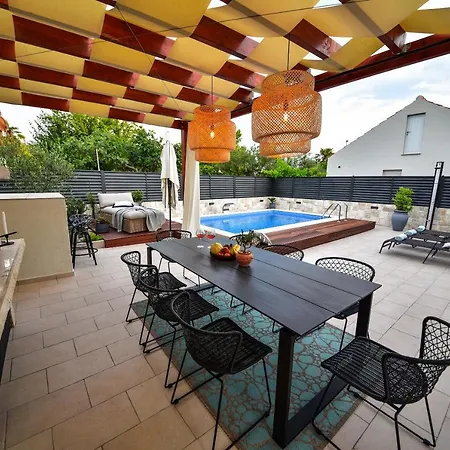 Casa Teuta With Pool, City 度假居 扎达尔