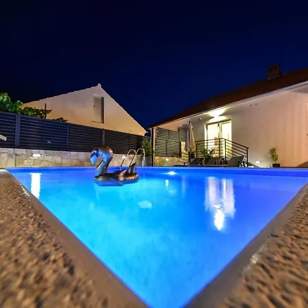 度假居 Casa Teuta With Pool, City