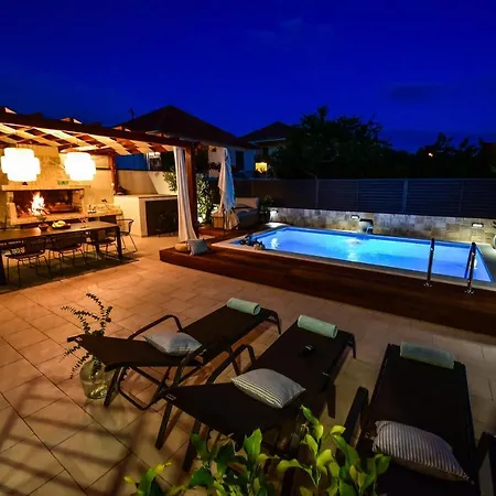 Casa Teuta With Pool, City 扎达尔