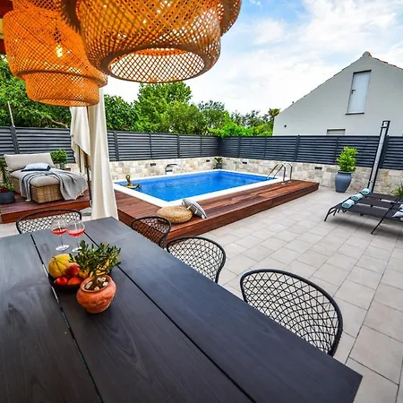 Casa Teuta With Pool, City 度假居 *