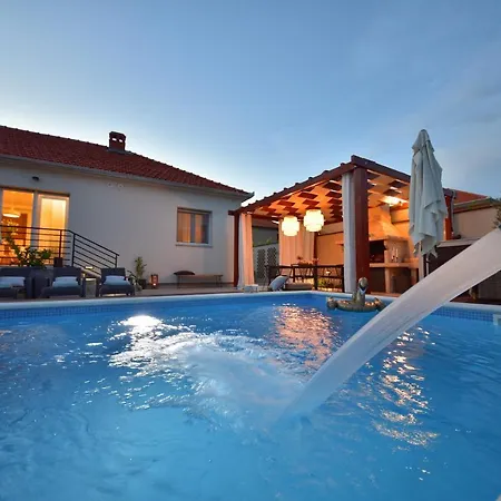 Casa Teuta With Pool, City 度假居 *