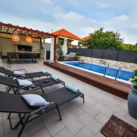 Casa Teuta With Pool, City 度假居 *