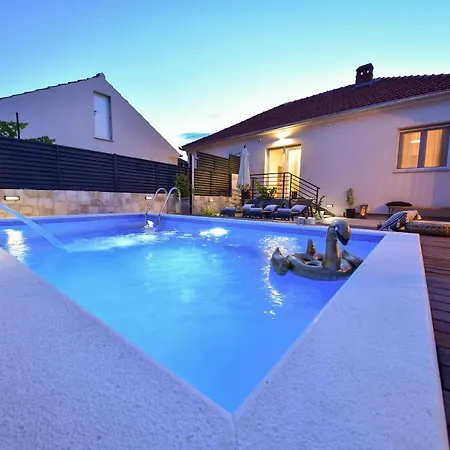 Casa Teuta With Pool, City 扎达尔