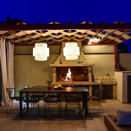 Casa Teuta With Pool, City * 扎达尔