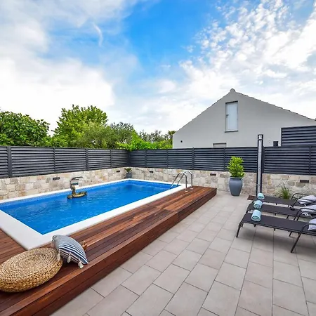 Casa Teuta With Pool, City 度假居 *