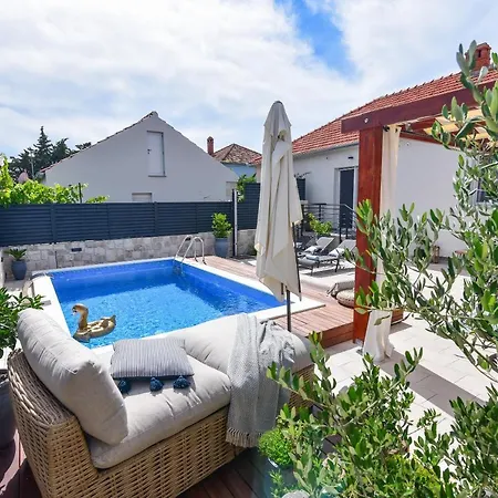 Casa Teuta With Pool, City *