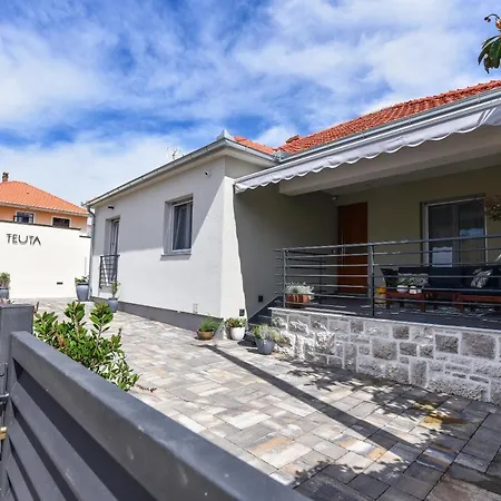 Casa Teuta With Pool, City 度假居 扎达尔