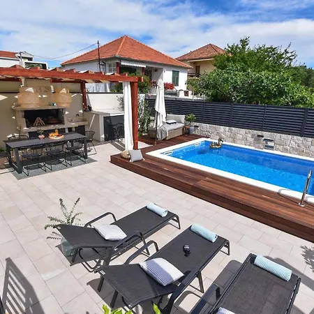 Casa Teuta With Pool, City 度假居 *