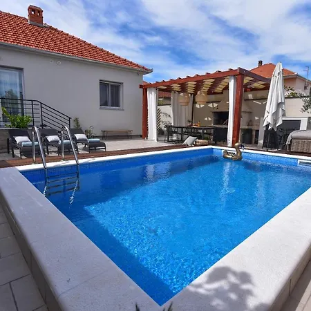Casa Teuta With Pool, City * 扎达尔